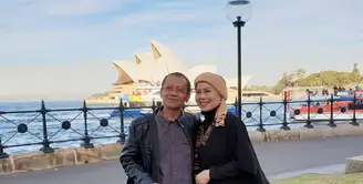 Dewi Yull dan Suami (Instagram/dewiyullofficial)