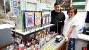 Pembuat model Maggie Chan (kanan) dan Tony Lai dari Toma Miniatures berpose di studio mereka di Hong Kong, 23 Juni 2021. Dua pembuat model Hong Kong mencoba melestarikan masa lalu arsitektur kota dalam bentuk miniatur yang sangat detail. (Peter PARKS/AFP)