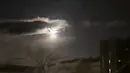 Gambar yang diambil dari video yang direkam Sersan Maine menunjukan kilatan cahaya berbentuk meteor melintas di langit Portland. (Courtesy Portland Maine Police Department/Reuters)