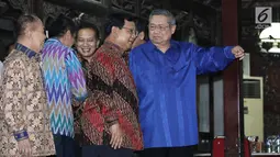Presiden RI ke 6 Susilo Bambang Yudhoyono menyambut ketum Gerinda, Prabowo Subianto di kediaman SBY di Cikeas, Bogor, Jawa Barat, Kamis (27/7). Pertemuan membahas politik bangsa dan koalisi pilpres 2019. (Liputan6.com/Herman Zakharia)