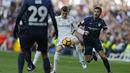 Toni Kroos (tengah) berusaha menerobos ketatnya pertahanan Malaga pada lanjutan La Liga di Santiago Bernabeu stadium, Madrid, Sabtu (21/1/2017). Madrid menang 2-1. (AP/Francisco Seco)