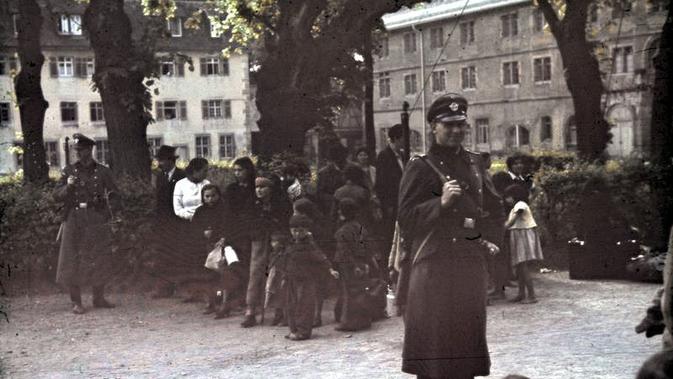 Sinti dan Romani lainnya akan dideportasi dari Jerman, 22 Mei 1940. (Public Domain)