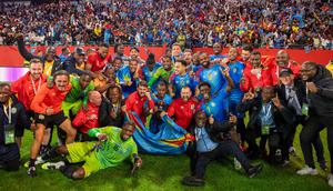 Para pemain, staff pelatih, dan ofisial Kongo berfoto bersama dengan para suporter setelah menang atas Nigeria dalam laga Kualifikasi Piala Dunia 2026 zona Afrika di Rabat, Maroko, Minggu (16/11/2025) waktu setempat. (AP Photo)