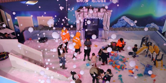 Libur Nataru di Mal Ciputra Jakarta, Pengunjung Diajak Melangkah ke Negeri Es Bersuhu -5C