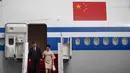 Presiden China Xi Jinping dan istrinya Peng Liyuan saat turun dari pesawat setibanya di Bandara Internasional Ngurah Rai menjelang KTT G20 di Bali, Senin (14/11/2022). Pengawalan ketat mengiringi kedatangan Presiden China, Xi Jinping. Selain pasukan pengamanan yang disiapkan oleh Indonesia, Presiden Xi Jinping juga diiringi pasukan kepercayaan dari negera Tirai Bambu ini. (Ajeng Dinar Ulfiana/Pool Photo via AP)