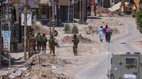 Mereka mendesak warga Palestina untuk mengungsi dari tempat tinggal mereka di kamp pengungsi Tulkarem di Tepi Barat yang diduduki. (Jaafar ASHTIYEH/AFP)