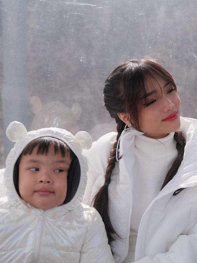 6 Model Rambut Kepang Ala Fuji, Simpel Tapi Bikin Gemas - Hot Liputan6.com