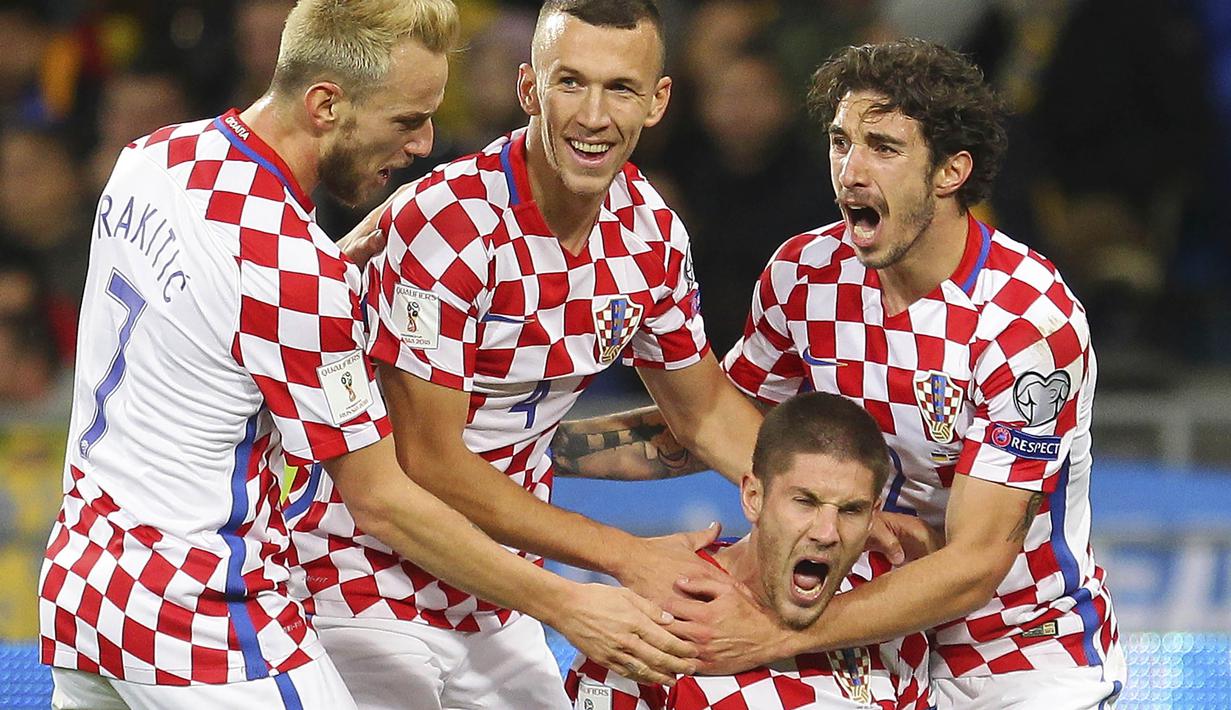 Para pemain Kroasia merayakan gol yang dicetak oleh Andrej Kramaric ke gawang Ukraina pada laga Kualifikasi Piala Dunia 2018 di Stadion Olympiyskiy, Kiev, Senin (9/10/2017). Kroasia menang 2-0 atas Ukraina. (AP/Efrem Lukatsky)