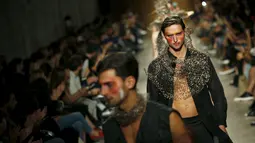 Sejumlah model berjalan diatas catwalk memeragakan busana rancangan desainer Valentim Quaresma selama acara Lisbon Fashion Week, Portugal, Sabtu (10/10/2015). Busana yang ditampilkan ini merupakan koleksi musim panas 2016. (REUTERS/Rafael Marchante) 