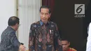 Presiden Jokowi menerima pemain Timnas U-22 Indonesia dan ofisial di Istana Merdeka, Jakarta, Kamis (28/2). Jokowi mengadakan pertemuan dengan Timnas U-22 Indonesia yang baru saja menjuarai turnamen Piala AFF U-22. (Liputan6.com/Angga Yuniar)