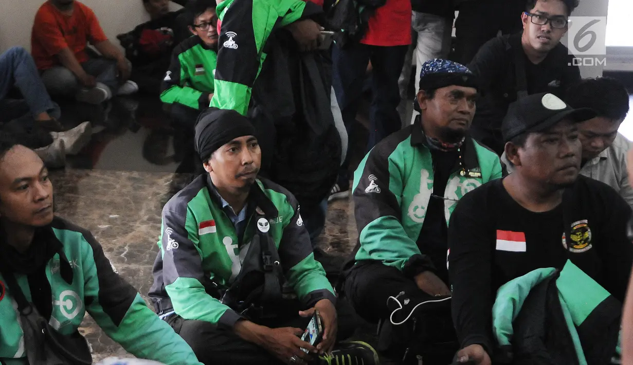Para pengemudi ojek online (ojol) saat menghadiri rilis pengungkapan kasus penjambretan di Polda Metro Jaya, Jakarta, Senin (8/4). Seorang penumpang ojol tewas dalam penjambretan tersebut. (Liputan6.com/Herman Zakharia)