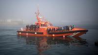 Sebuah kapal tim SAR Spanyol tiba di Tarifa, Spanyol selatan. Kapal patroli polisi Spanyol ini menemukan salah satu mayat yang ditemukan di Laut Mediterania pada hari Sabtu. (Marcos Moreno / AP)