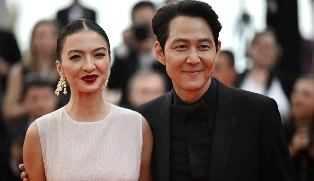 <p>Aktris Indonesia Raline Shah (kiri) bersama aktor dan sutradara Korea Selatan Lee Jung-Jae tiba untuk pemutaran film "Decision to Leave (Heojil Kyolshim)" selama Festival Film Cannes edisi ke-75 di Cannes, Prancis selatan, pada 23 Mei 2022. Keduanya tampil serasi dengan perpaduan busana monokrom. Raline Shah dan Lee Jung Jae juga saling rangkul. (Photo by LOIC VENANCE / AFP)</p>