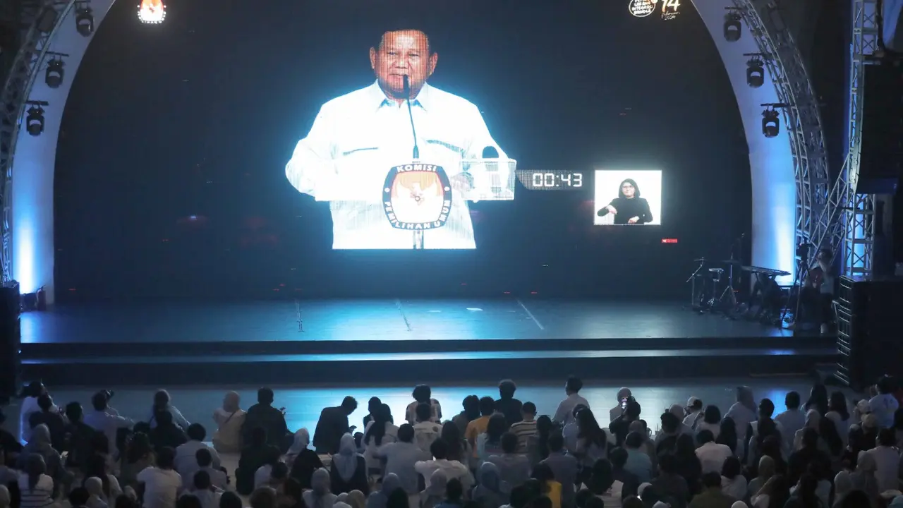 Para influencer dan konten kreator yang tergabung dalam Kreator Indonesia Maju menggelar acara nonton bareng (nobar) debat terakhir calon presiden yang diselenggarakan Komisi Pemilihan Umum (KPU). Acara nobar digelar di Bengkel Space, Jakarta, Minggu (4/2
