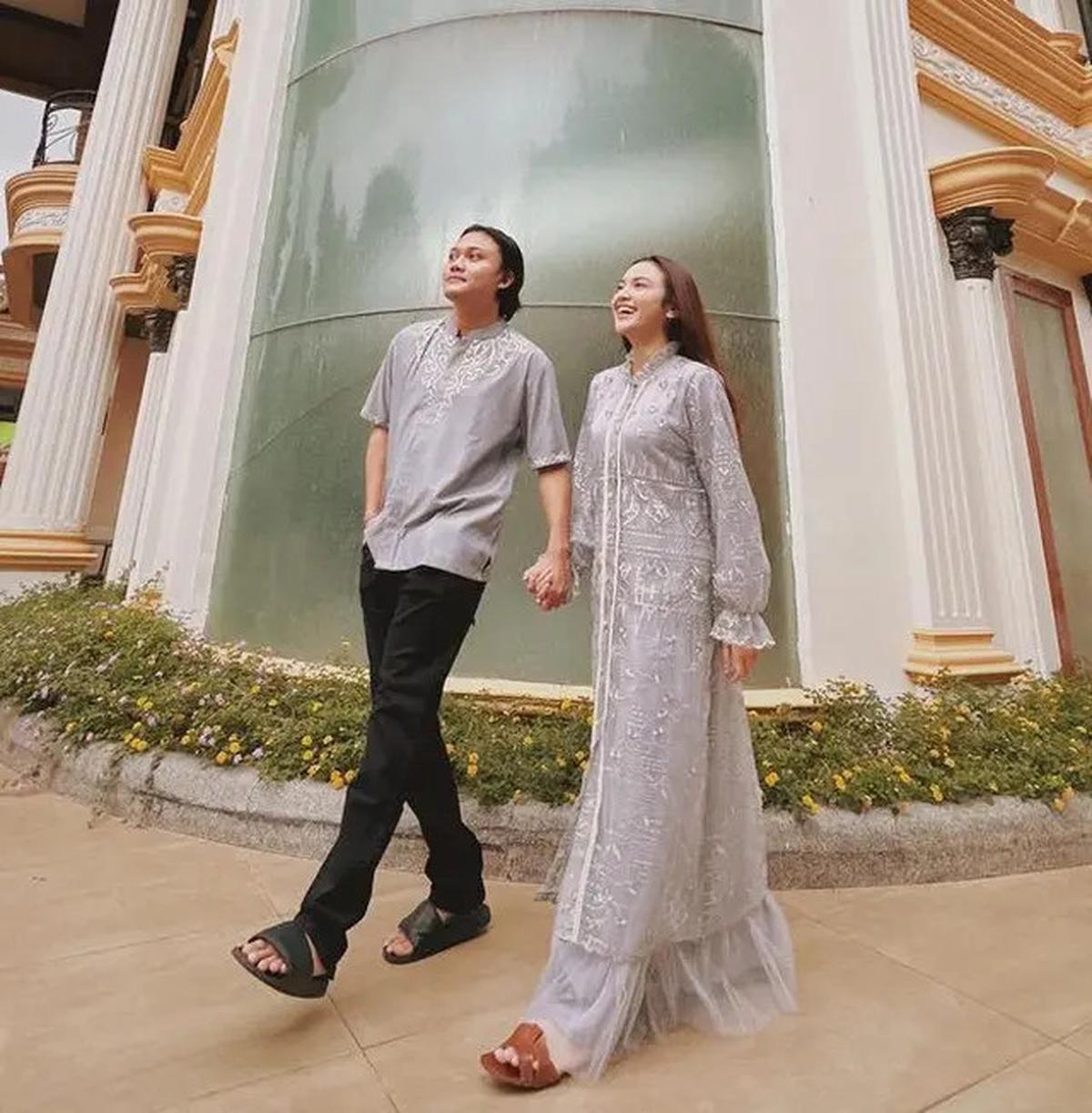 Ide Padu Padan Gamis Lebaran dari Selebriti Indonesia