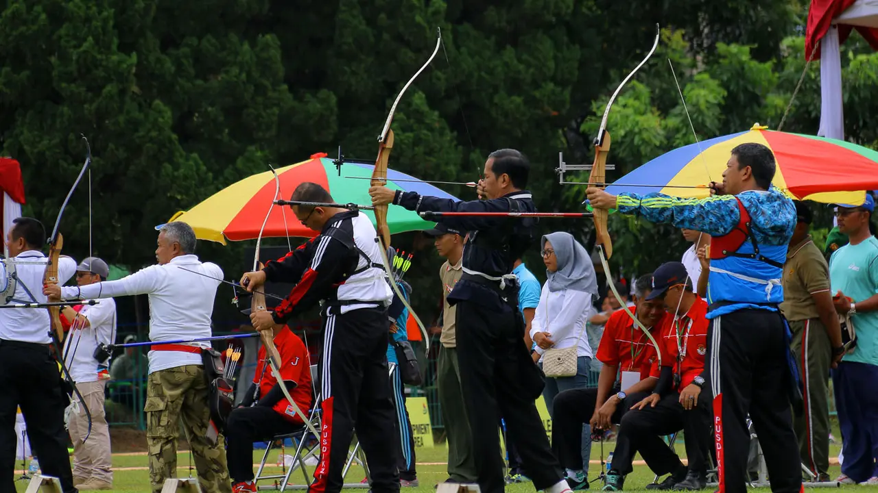 Presiden Jokowi Memanah