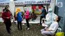 Petugas medis melakukan swab antigen terhadap pengungsi banjir di Universitas Borobudur, Cipinang Melayu, Jakarta, Minggu (21/2/2021). Swab antigen COVID-19 terhadap pengungsi dilakukan mengingat di pengungsian mereka tidur berhimpitan. (Liputan6.com/Faizal Fanani)