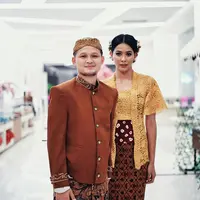 "Nggak (akan ditunda) kita langsung saja (punya anaknya). Aku maunya tiga anak, cowo, cewe, cowo. Cewe ditengah jadi Princess," tutur Syamsir Alam usai resmi menjadi suami Bunga Jelitha. (Instagram/bungajelitha66)