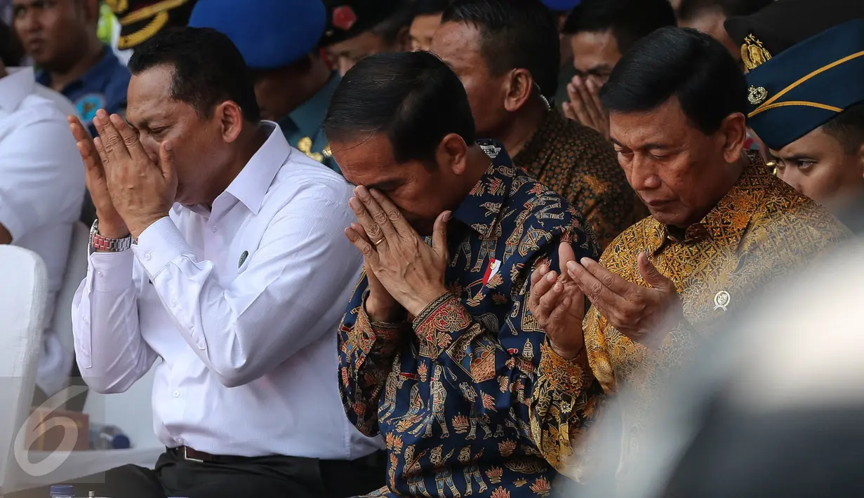 (Ki-ka) Kepala BNN Komjen Budi Waseso, Presiden Joko Widodo (Jokowi) dan Menko Polhukam Wiranto menghadiri pemusnahan barang bukti narkoba yang berhasil dijaring BNN selama dua bulan terakhir, di Monas, Jakarta, Selasa (6/12). (Liputan6.com/Faizal Fanani)