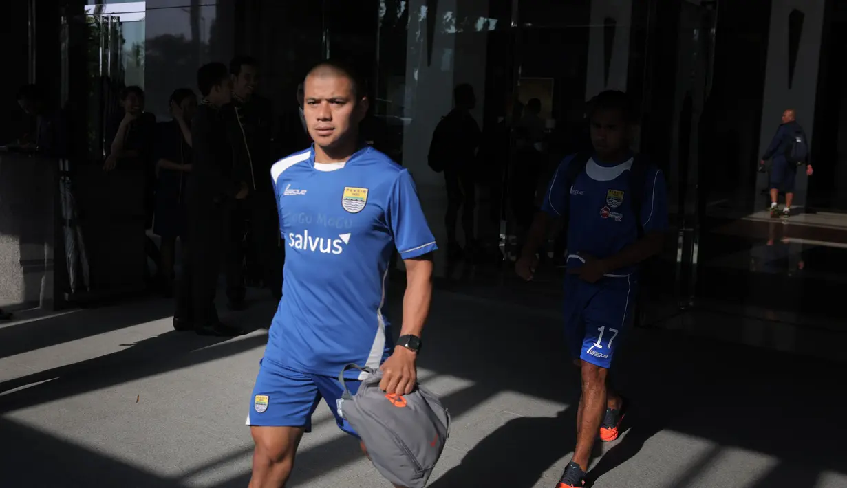 Penyerang sayap Persib, Tantan bersiap latihan jelang laga final Piala Presiden 2015 menghadapi Sriwijaya FC di Stadion Utama Gelora Bung Karno, Jakarta, Sabtu (17/10/2015). (Bola.com/Vitalis Yogi Trisna)