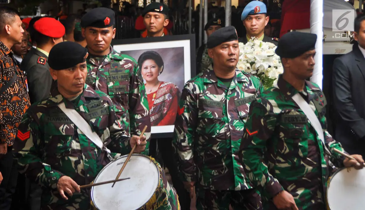 Prajurit TNI mengiringi upacara persemayaman jenazah Ani Yudhoyono di Puri Cikeas, Bogor, Jawa Barat, Minggu (2/6/2019). Ani Yudhoyono dimakamkan di samping pusara istri presiden ke-3 RI BJ Habibie, Ainun Habibie. (Liputan6.com/Immanuel Antonius)