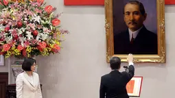 Presiden perempuan pertama Taiwan, Tsai Ing- wen (kiri) menyaksikan Wakil Presiden, Chen Chien - jen mengucapkan sumpah jabatan pada pelantikan di Istana Kepresidenan di Taipei, Jumat (20/5). (REUTERS/Taipei Photojournalists Association)