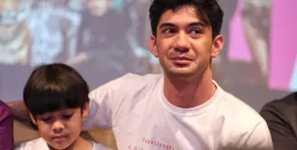 Film 'Abracadabra', Reza Rahadian saat ditemui di XXI Plaza Indonesia, Jakarta Pusat, Rabu (8/1/2020). (Adrian Putra/Fimela.com)