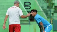 Arthur Cunha (kanan) latihan terpisah dengan pelatih fisik Arema. (Bola.com/Iwan Setiawan)