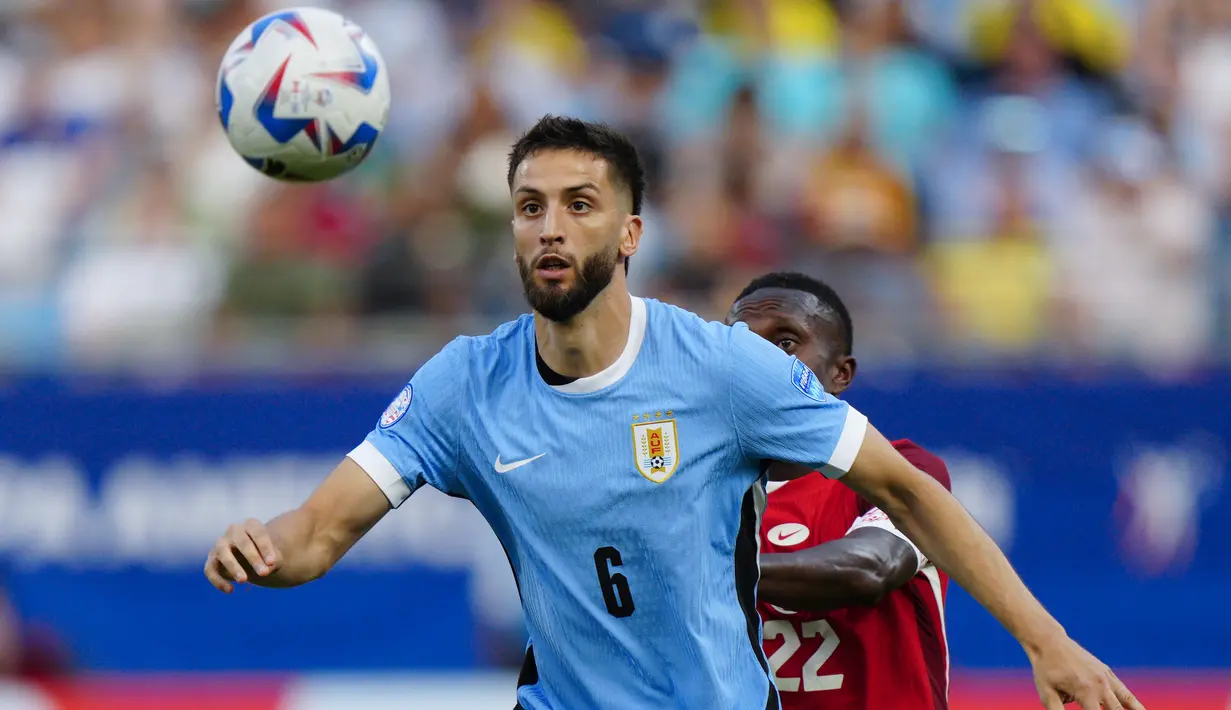 Pada menit kedelapan Uruguay berhasil unggul 1-0 lewat sontekan Rodrigo Bentancur.  (AP Photo/Jacob Kupferman)