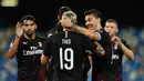 Bek AC Milan, Theo Hernandez (19) berselebrasi dengan rekan-rekannya usai mencetak gol ke gawang Napoli pada pertandingan lanjutan Liga Serie A Italia di Stadion San Paolo di Naples, Italia, Minggu, (12/7/2020). AC Milan bermain imbang 2-2 atas Napoli. (Spada/LaPresse via AP)