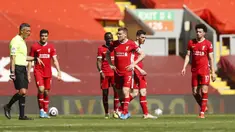 Para pemain Liverpool bereaksi setelah pemain Newcastle United Joe Willock mencetak gol ke gawang mereka pada pertandingan Liga Inggris di Stadion Anfield, Liverpool, Inggris, Sabtu (24/4/2021). Pertandingan berakhir imbang 1-1. (Clive Brunskill, Pool via AP)