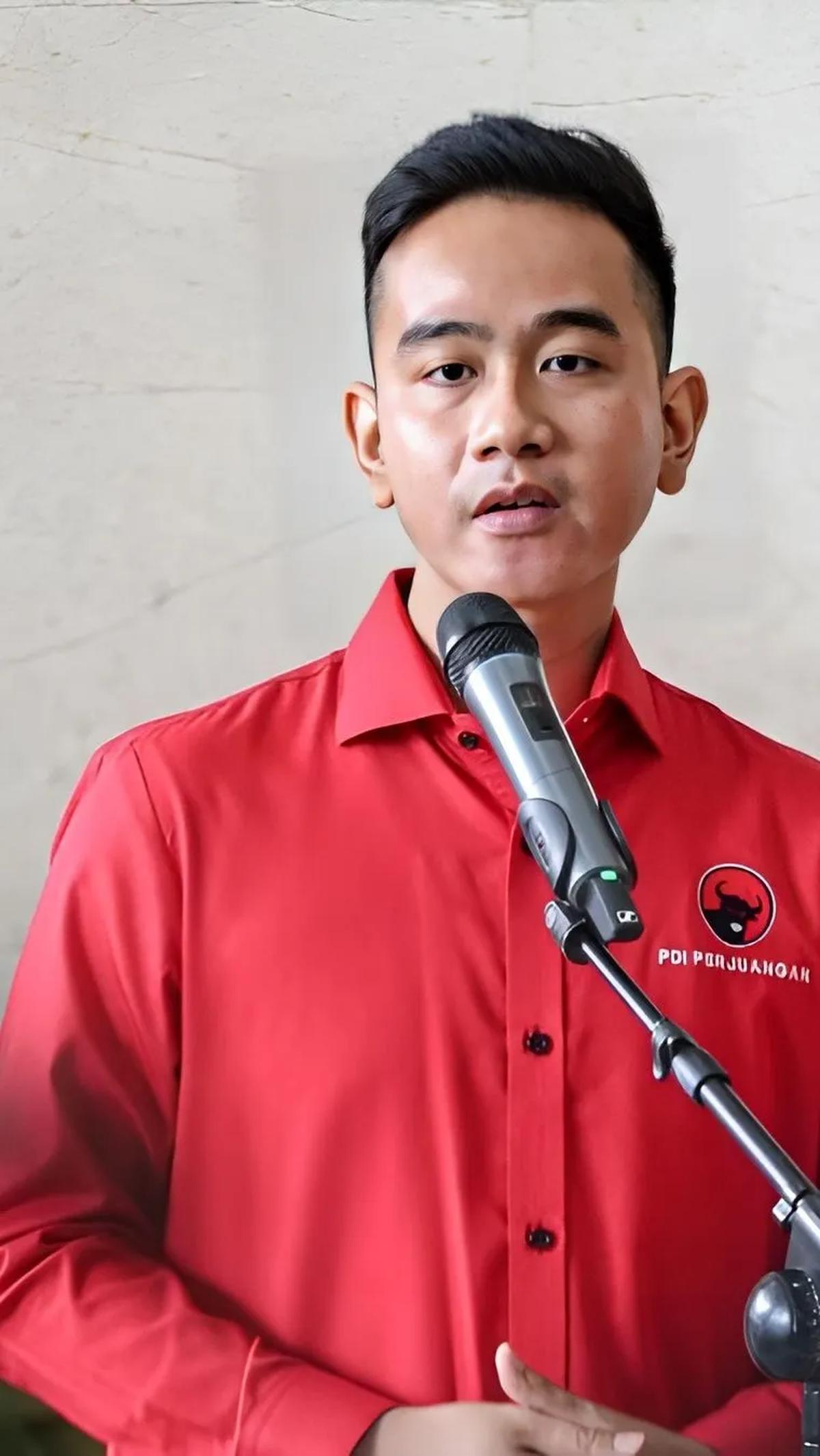 "Umurnya tidak cukup. Wis jelas to," ujar Gibran di Balai Kota Solo, Senin (9/10/2023).