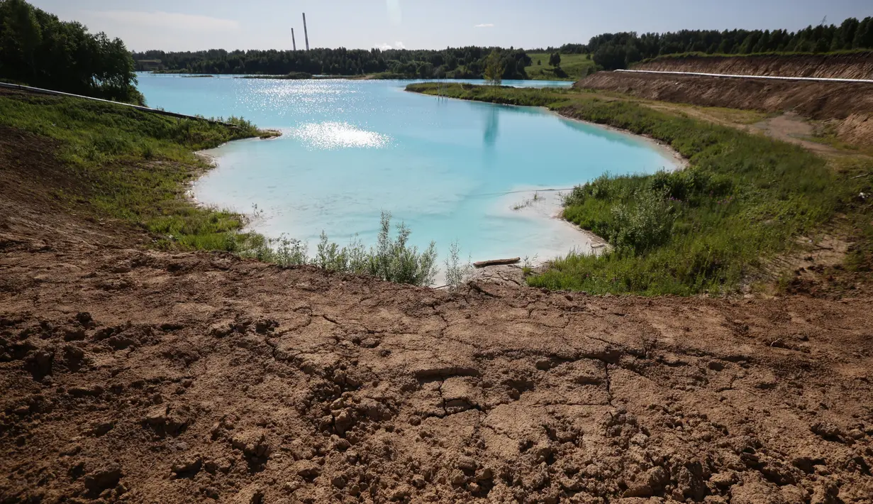Pemandangan tempat pembuangan abu dari pabrik batubara lokal yang sering disebut 'Maladewa di Siberia' di Danau Novosibirsk, Rusia, Kamis (11/7/2019). Saking populernya, danau yang sepintas mirip oasis itu  bahkan memiliki akun instagramnya sendiri, yakni @maldives_nsk. (Rostislav NETISOV/AFP)