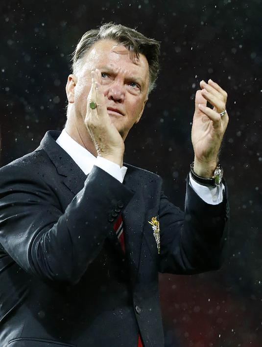 Kekecewaan itu berbuntut pemecatan terhadap Louis van Gaal pada Senin (23/5), lalu. Meski berhasil mempersembahkan gelar Piala FA pada laga terakhirnya musim ini, pelatih asal Belanda itu tetap divonis gagal oleh manajemen. (AFP/Lindsey Parnaby)
