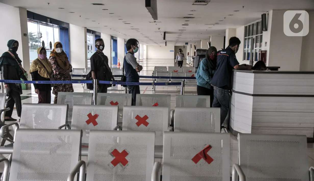 Calon penumpang bus AKAP antre untuk mengikuti rapid tes antigen sebelum keberangkatan di Terminal Terpadu Pulogebang, Jakarta Timur, Selasa (21/12/2021). Tes antigen bertujuan mencegah penularan COVID-19. (merdeka.com/Iqbal S. Nugroho)