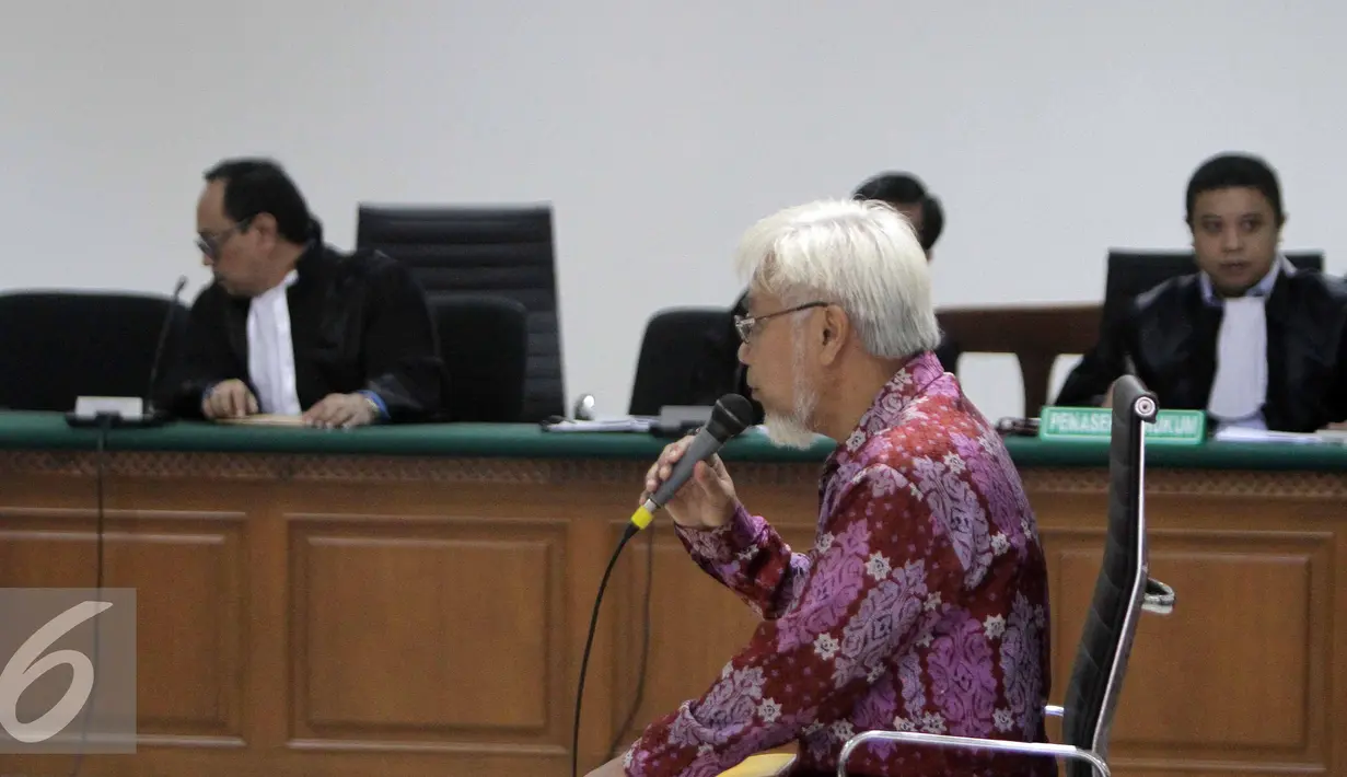 Suroso Atmo Martoyo berbicara saat sidang pembacaan dakwaan, di Pengadilan Tipikor, Jakarta, Kamis (18/6/2015). Suroso terlibat kasus suap dalam pembelian tetra ethyl lead (TEL) dari perusahaan asal Inggris, Innospec. (Liputan6.com/Helmi Afandi)