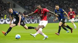 Pemain AC Milan Rafael Leao menendang bola saat melawan Inter Milan pada leg kedua semifinal Coppa Italia di Stadion San Siro, Milan, Italia, 19 April 2022. Inter Milan menang 3-0. (AP Photo/Luca Bruno)