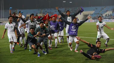 Timnas Indonesia melakukan selebrasi usai bertanding melawan Vietnam pada leg kedua semifinal Piala AFF 2016 di Stadion Nasional My Dinh, Hanoi, Rabu (7/12). Indonesia lolos ke final setelah bermain imbang 2-2 melawan Vietnam. (HOANG DINH NAM/AFP)