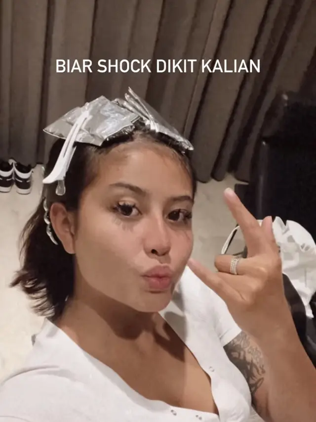 Potret Awkarin Dengan Warna Rambut Baru. (Sumber: Instagram/awkarin)