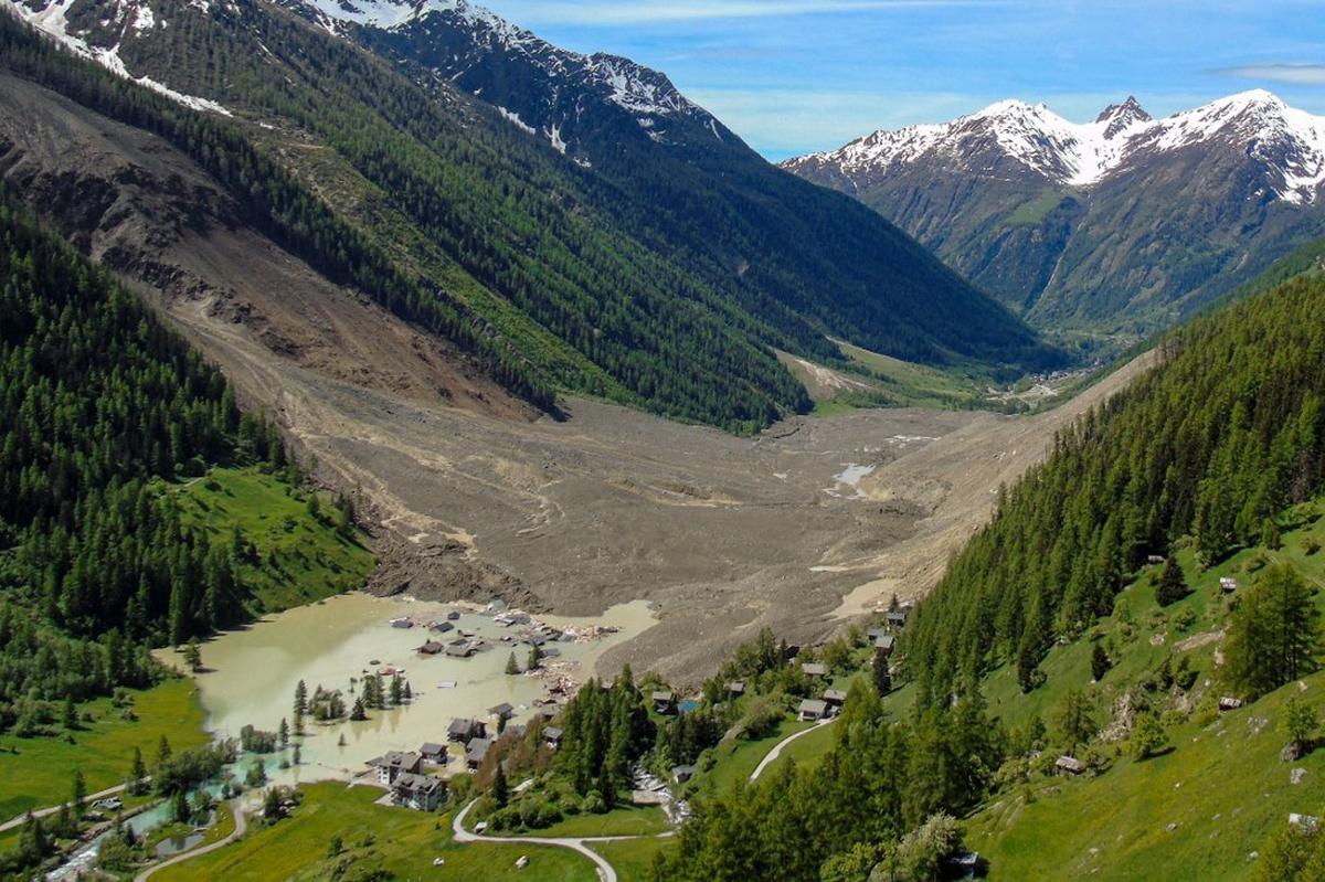 Kondisi desa terindah di Swiss terkubur reruntuhan gletser Pegunungan Alpen