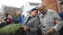 Aktor Bill Cosby saat akan meninggalkan Pengadilan Montgomery County, Pennsylvania, Rabu (30/12). Cosby dikenai tuduhan penyerangan seksual dalam satu peristiwa di tahun 2004 yang melibatkan seorang pegawai universitas setempat. (REUTERS/Mark Makela)