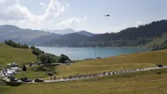 Para pebalap saat melintasi danau pada etape ke-11 Tour de France dari Albertville dan finish di La Rosiere Espace San BernardoPrancis (18/7/2018). Etape ini menempuh jarak 108.5 kilometers. (AP/Christophe Ena)\