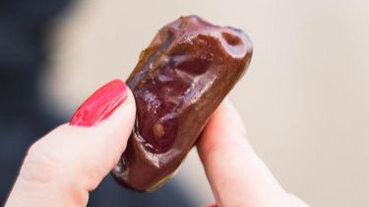 <b>Kurma dalam Tradisi <br></b><br>Dalam tradisi, kurma sering dikonsumsi dalam jumlah ganjil, yaitu 1, 3, atau 5 buah. Ini bukan hanya sebatas tradisi, tetapi juga membantu dalam mengontrol jumlah konsumsi agar tidak berlebihan.<br>