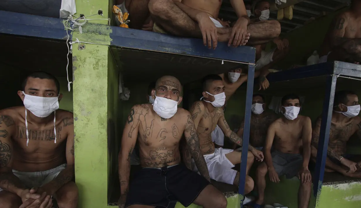 Anggota geng duduk dalam sel penjara di Quezaltepeque, El Salvador, 4 September 2020. Presiden El Salvador Nayib Bukele membantah pemerintahnya bernegosiasi dengan salah satu geng paling kuat untuk menurunkan tingkat pembunuhan dan memenangkan pemilu. (AP Photo/Salvador Melendez)