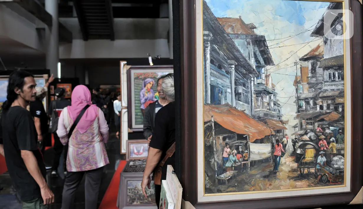 Pengunjung mengamati karya lukis di salah satu stan yang dipamerkan dalam Indonesian Art Festival "Pesta Seni Rupa Indonesia" di Museum Nasional, Jakarta, Minggu (10/11/2019). (merdeka.com/Iqbal S. Nugroho)