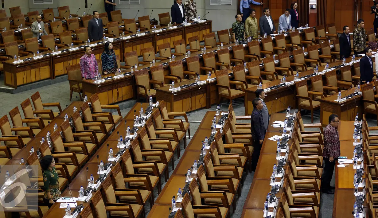 Para Anggota dewan mengikuti Rapat Paripurna Ke 6 DPR di Kompleks Parlemen, Senayan, Jakarta, Kamis (8/9). Budi Gunawan disetujui DPR menjadi Kepala BIN setelah melewati fit and proper test. (Liputan6.com/Johan Tallo)