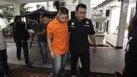 Tunangan Dhawiya Zaida, Muhammad dikawal petugas saat dihadirkan dalam rilis di Polda Metro Jaya, Jakarta, Sabtu (17/2). Dari Muhammad, petugas menemukan sabu seberat 0,38 gram yang disimpan di dalam ban pinggang celananya. (Liputan6.com/Arya Manggala)