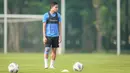 Pemain Timnas Indonesia, Evan Dimas Darmono bersiap menendang saat latihan persiapan kualifikasi Piala AFC 2023 yang berlangsung di Lapangan G, Senayan, Sabtu (02/10/2021) WIB. Indonesia dijadwalkan akan menghadapi Taiwan pada 7 dan 11 Oktober 2021 di Buriram, Thailand. (Bola.com/Bagaskara Lazuardi)