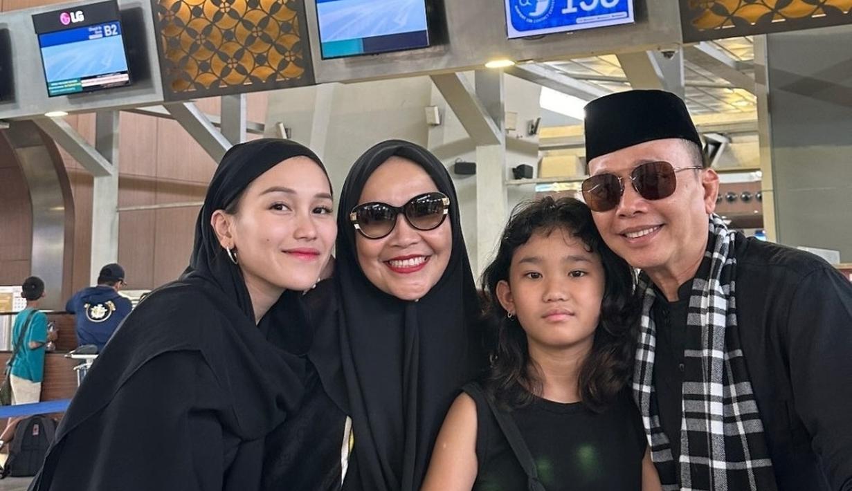 Inilah momen spesial Ayu Ting Ting mengantarkan Abdul Rozak dan Umi Kalsum berangkat umroh. Ternyata ibu Ayu sengaja mengajak calon besan atau ibu Lettu Fardhana ke tanah suci. (Liputan6.com/IG/@mom_ayting92_)