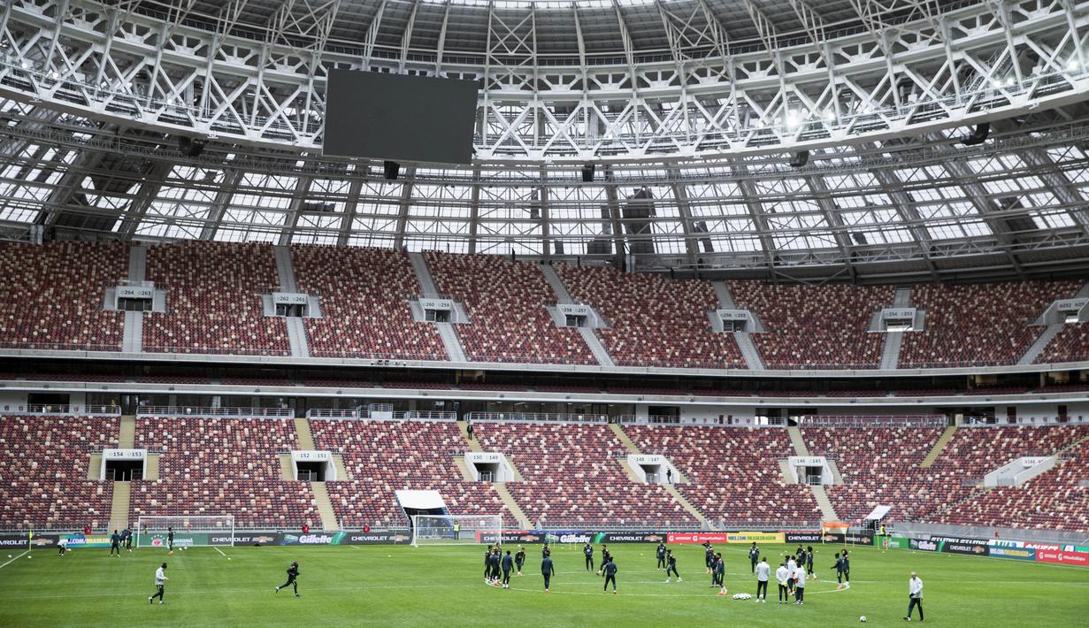 Timnas Brasil saat menguji lapangan Stadion Olimpiyskiy Luzhniki, Moskva, Rusia, (22/3/2018). Brasil akan melawan Rusia pada laga uji coba 23 Maret. (AP/Pavel Golovkin)